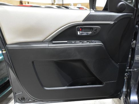 Used 2014 MAZDA MAZDA5 Touring image 9