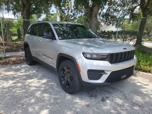 Used 2024 Jeep Grand Cherokee Altitude RWD image 2