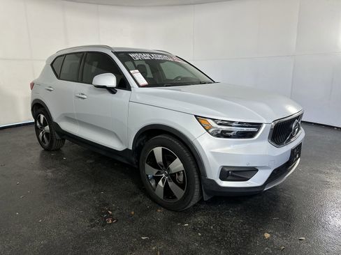 Used 2021 Volvo XC40 T4 Momentum w/ Protection Package Premier image 2