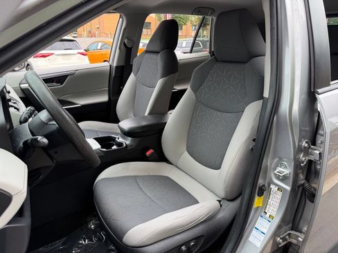 Used 2020 Toyota RAV4 XLE AWD/4WD image 23