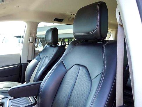Used 2023 Chrysler Pacifica Touring-L FWD image 11