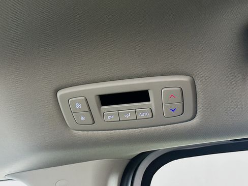 Used 2025 Kia Carnival FWD image 27