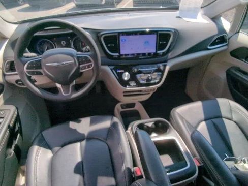 Certified 2024 Chrysler Pacifica Touring-L FWD image 21