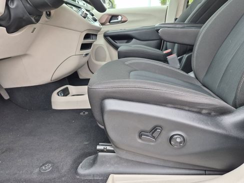 Used 2023 Chrysler Voyager LX FWD image 15