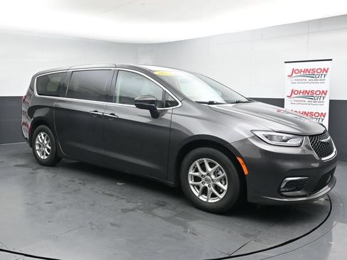 Used 2023 Chrysler Pacifica Touring-L FWD image 2