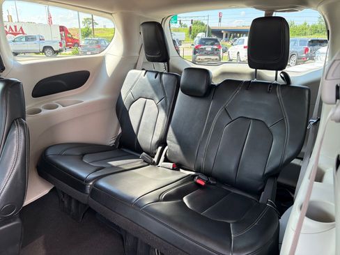 Used 2023 Chrysler Pacifica Touring-L FWD image 27