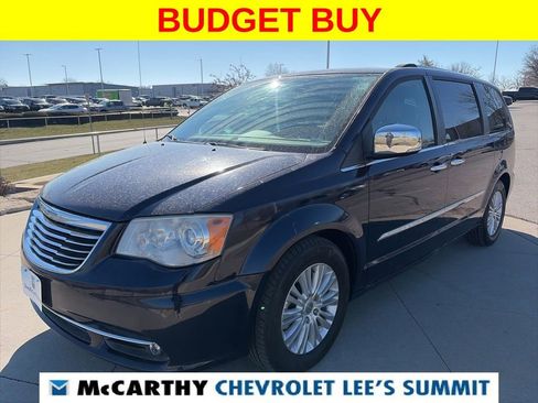 Used 2012 Chrysler Town & Country Limited w/ Luxury Group image 4