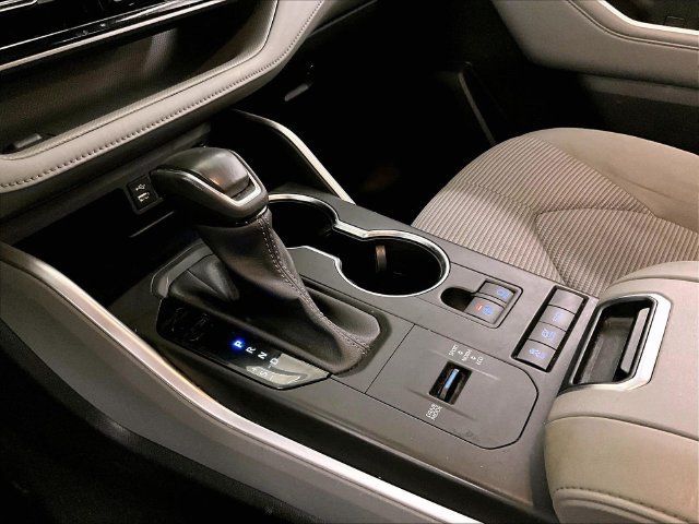 Used 2022 Toyota Highlander LE AWD/4WD image 16