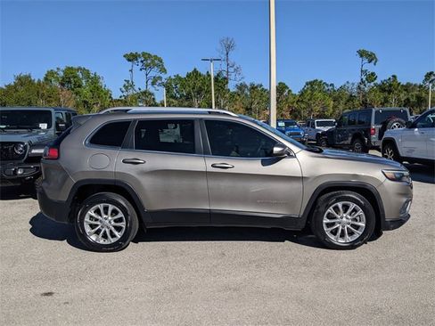 Certified 2019 Jeep Cherokee Latitude w/ Popular Appearance Group image 3