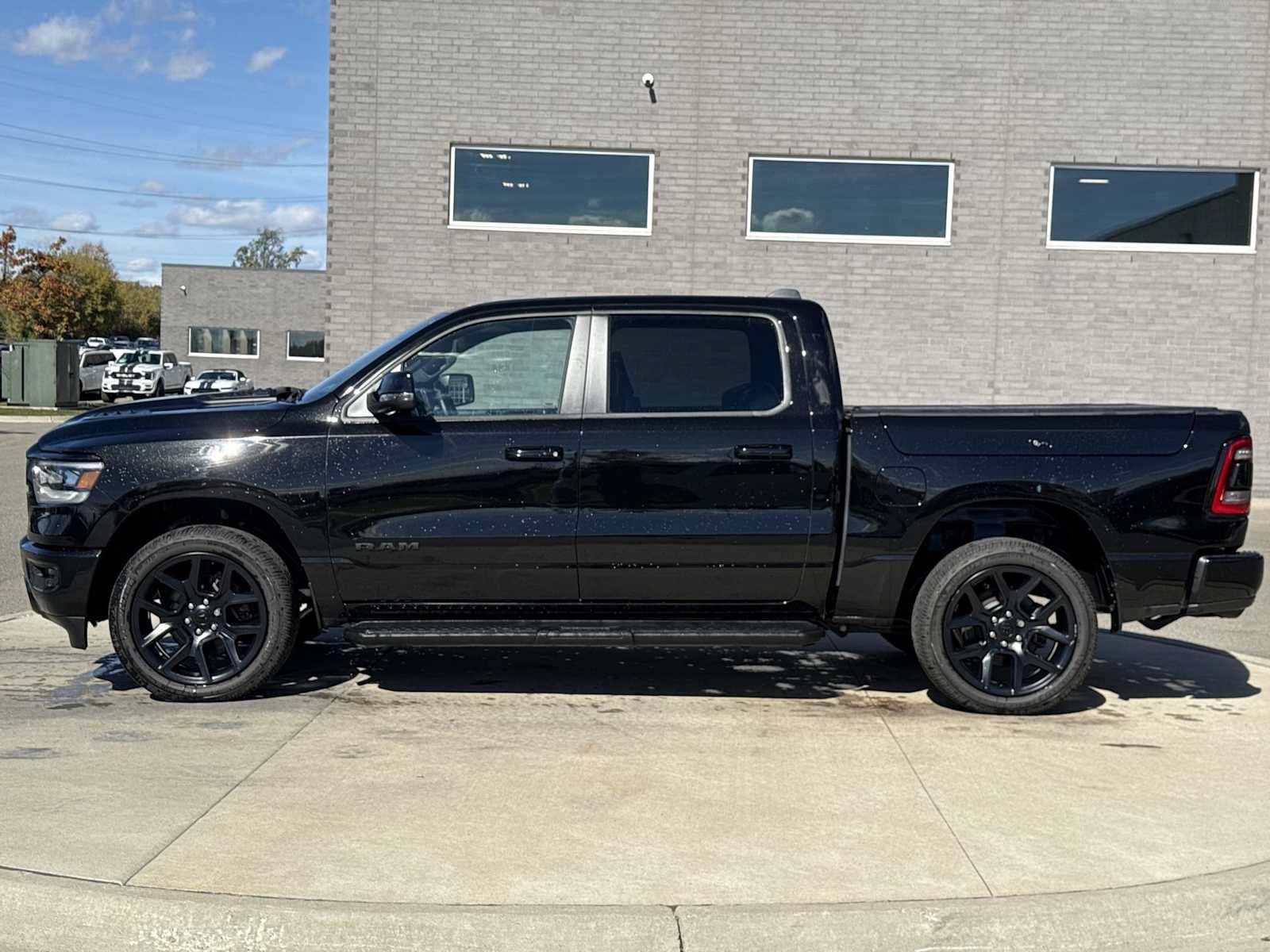 Used 2024 RAM 1500 Laramie AWD/4WD image 3