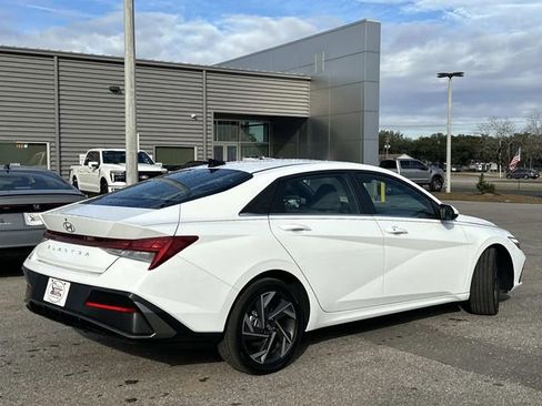 Used 2025 Hyundai Elantra SEL image 9