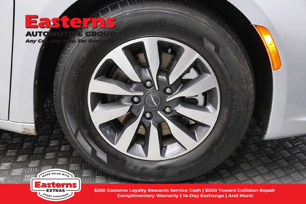 Used 2023 Chrysler Pacifica Limited FWD image 33