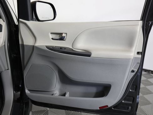 Used 2012 Toyota Sienna SE FWD image 24