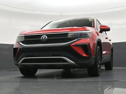 Used 2024 Volkswagen Taos SE w/ Black Wheel Package FWD image 30