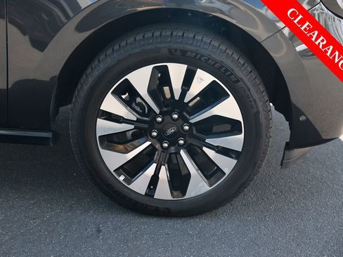Used 2025 Ford Expedition Platinum w/ Driver's Package AWD/4WD image 8