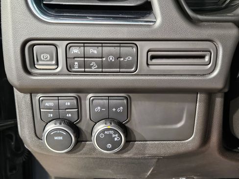 Used 2021 Chevrolet Tahoe Z71 w/ Luxury Package AWD/4WD image 27