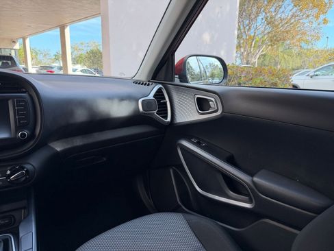 Used 2025 Kia Soul LX w/ LX Technology Package image 30