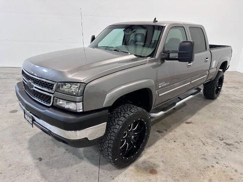 Used 2007 Chevrolet Silverado 2500 LT w/ Heavy-Duty Power Package image 2