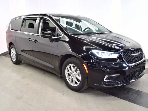Used 2024 Chrysler Pacifica Touring-L FWD image 2