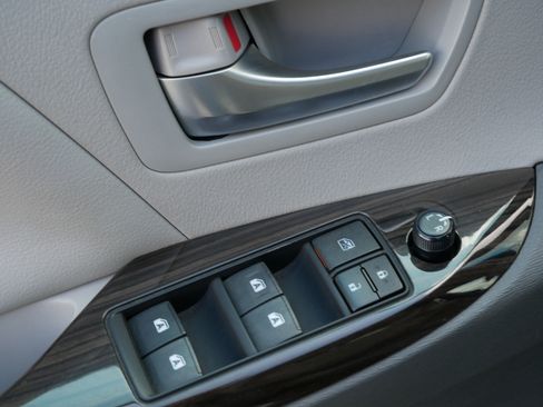Used 2015 Toyota Sienna XLE w/ XLE Navigation Package FWD image 19