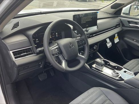 New 2025 Mitsubishi Outlander SE image 6