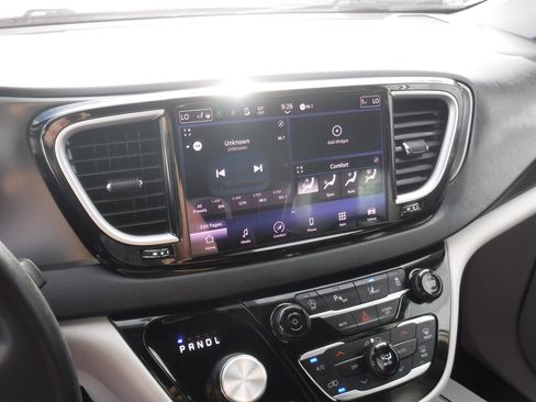 Used 2023 Chrysler Pacifica Touring-L image 21