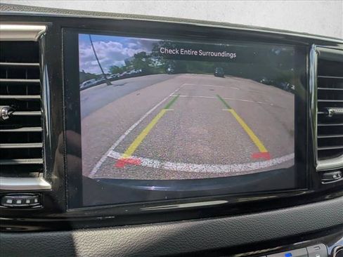 Used 2023 Chrysler Pacifica Touring-L FWD image 13