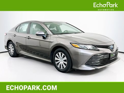 Used 2020 Toyota Camry LE image 1