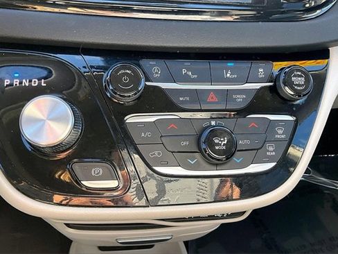 Used 2024 Chrysler Pacifica Touring-L image 34