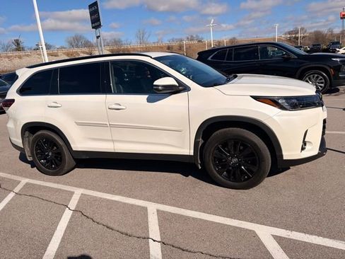 Used 2019 Toyota Highlander SE image 2
