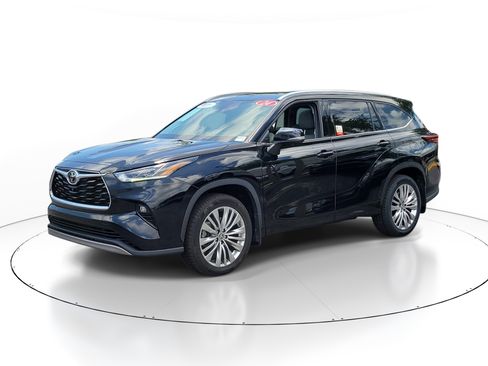Certified 2024 Toyota Highlander Platinum FWD image 3