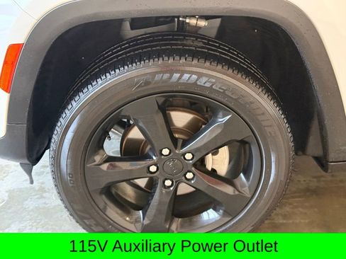 Used 2025 Jeep Grand Cherokee Altitude AWD/4WD image 9