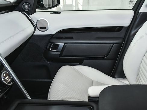 Used 2025 Land Rover Discovery S image 49