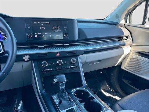 Used 2024 Kia Carnival LX image 22