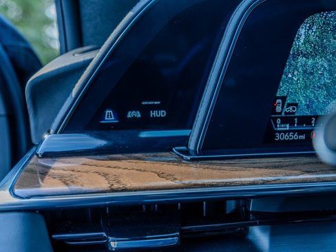 Used 2024 Cadillac Escalade ESV Sport Platinum w/ LPO, ONYX Package image 9