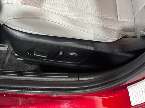 Used 2025 Hyundai Elantra Limited FWD image 18