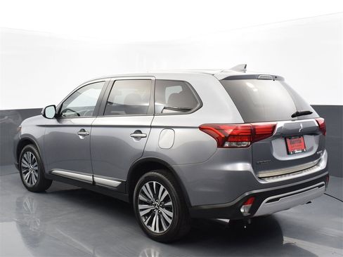 Used 2019 Mitsubishi Outlander SE image 2
