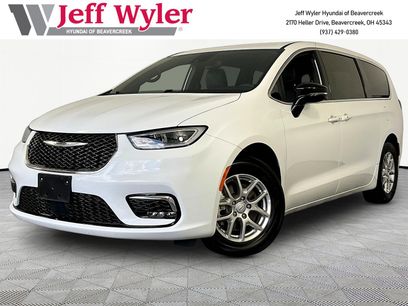 Used 2025 Chrysler Pacifica Select