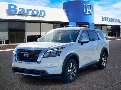 Used 2023 Nissan Pathfinder SL AWD/4WD image 2