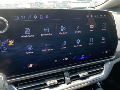 Used 2025 Chevrolet Equinox EV LT w/ LPO, All-Weather Mat Package FWD image 29