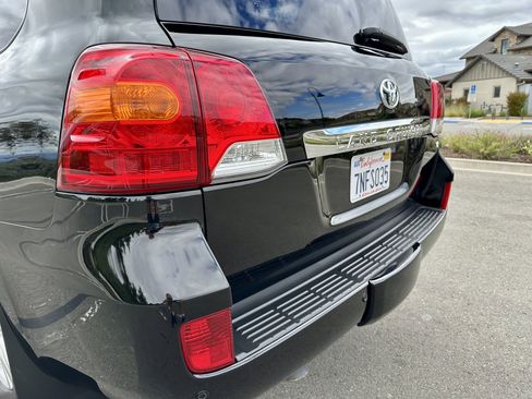 Used 2015 Toyota Land Cruiser image 14