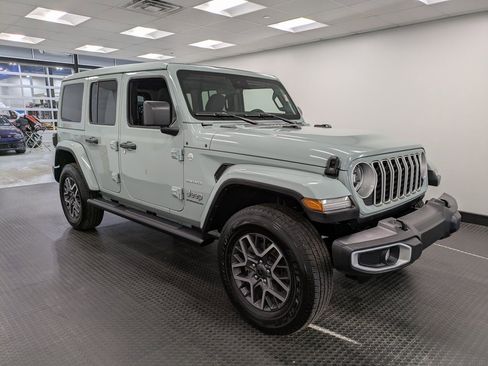 Used 2024 Jeep Wrangler Sahara image 3