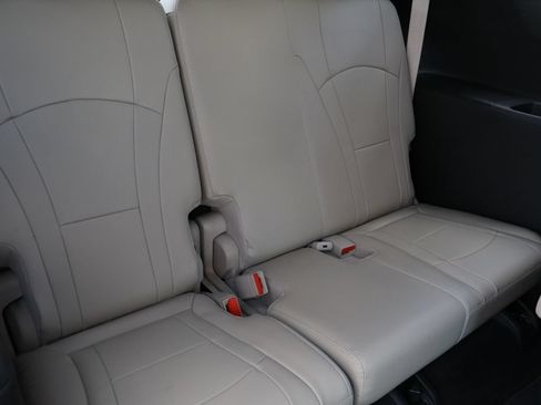 Certified 2018 Buick Enclave Essence FWD image 28
