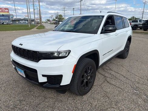 Used 2024 Jeep Grand Cherokee L Altitude AWD/4WD image 3