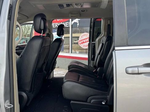 Used 2015 Chrysler Town & Country Touring image 18