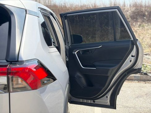 Used 2022 Toyota RAV4 LE image 17