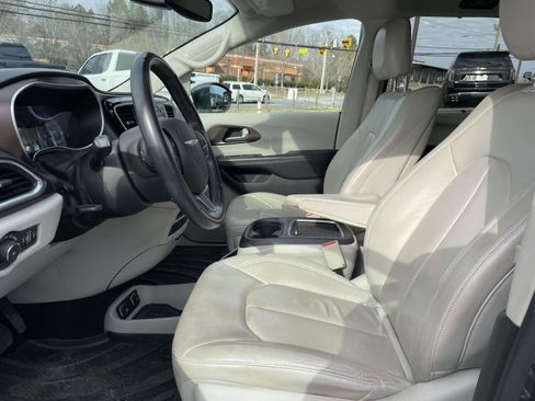 Used 2017 Chrysler Pacifica Touring-L Plus image 17