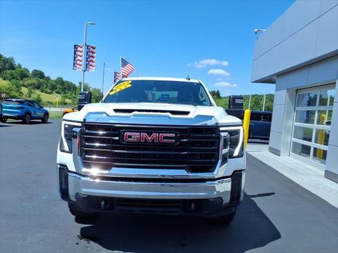 Used 2024 GMC Sierra 2500 Pro AWD/4WD image 3