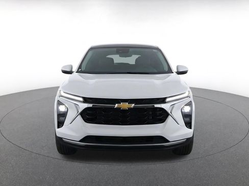 Used 2025 Chevrolet Trax LT FWD image 2