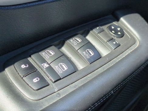 Used 2021 Chrysler Pacifica Touring-L w/ Uconnect Theater Family Group AWD/4WD image 28